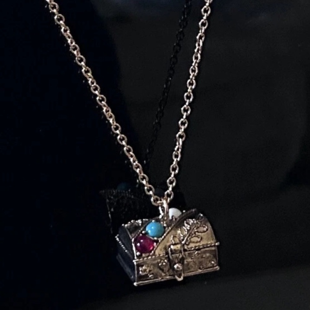 Vintage Avon QUEENS RANSOM LOCKET Treasure Chest Pill Box NECKLACE Keepsake